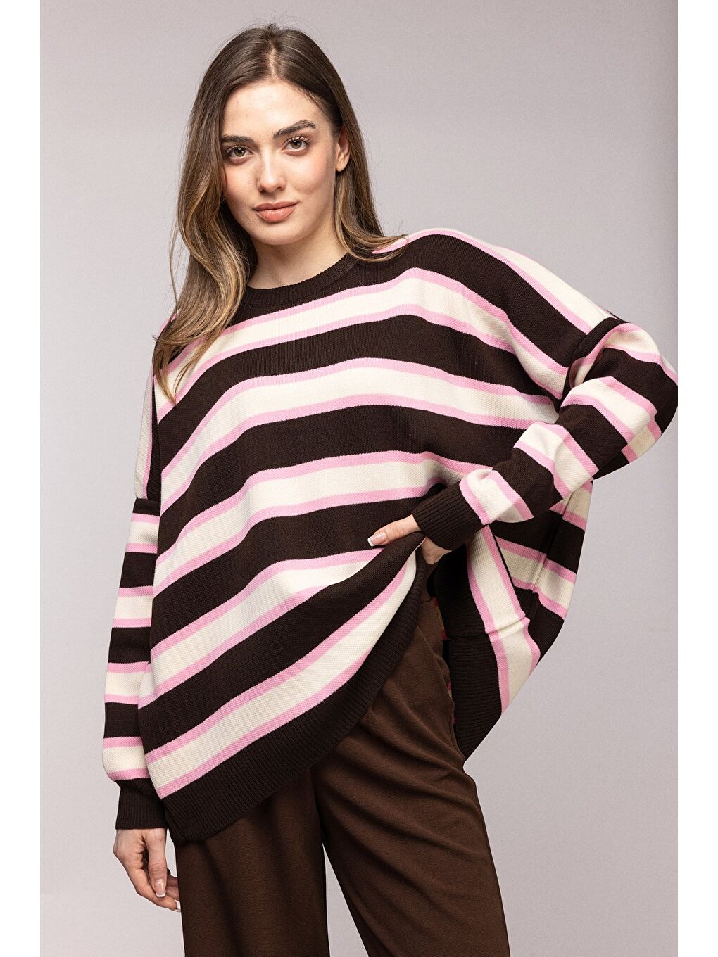 Kahverengi Çizgili Oversize Bisiklet Yaka Triko Kazak - Düşük Omuz-1