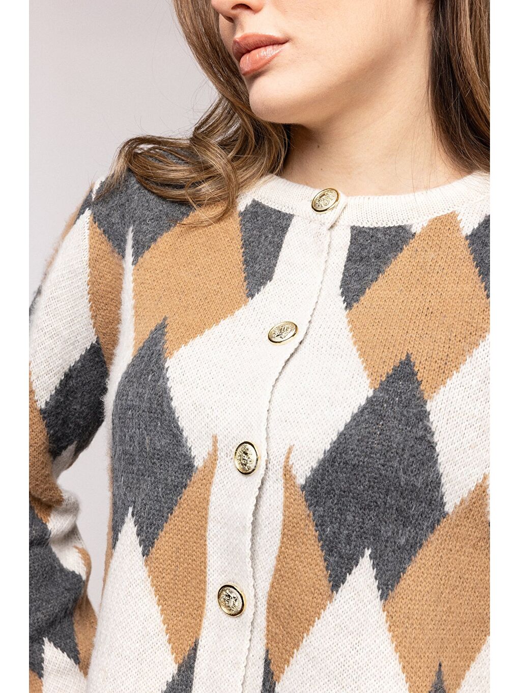 Beyaz Ekru Yumuşak Dokulu Renk Blok Baklava Desenli Düğmeli Crop Hırka-4