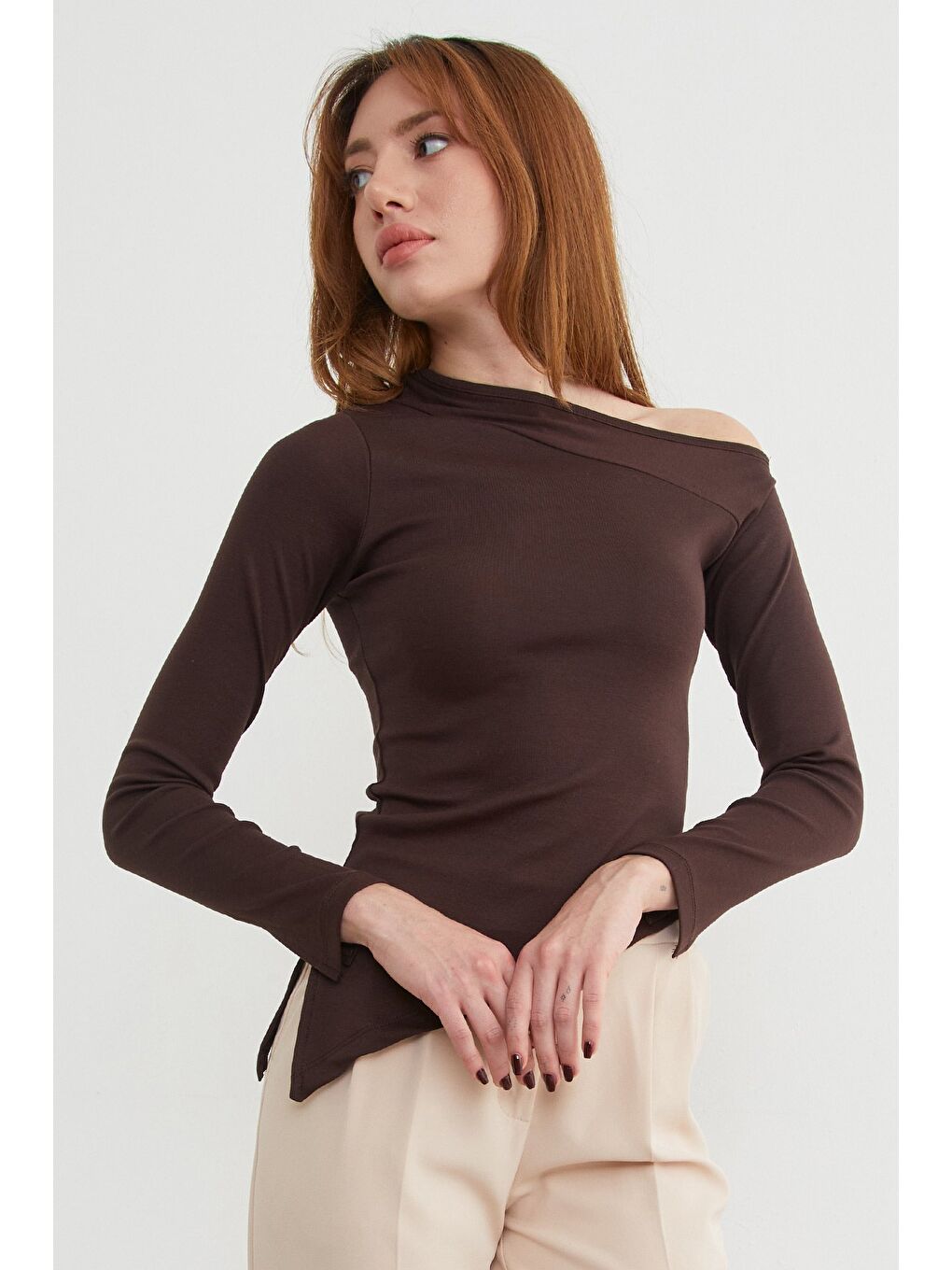 Kahverengi Basic Asimetrik Yırtmaçlı Tek Omuz Bluz-2