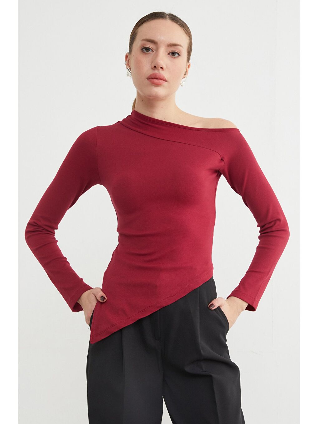 Bordo Basic Asimetrik Yırtmaçlı Tek Omuz Bluz-3