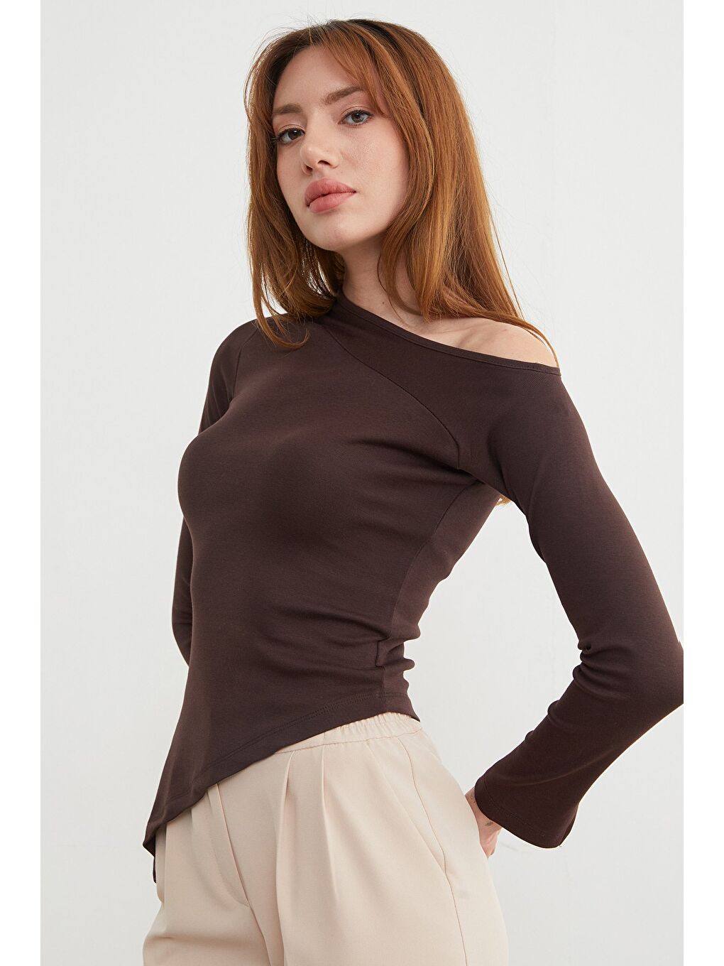 Kahverengi Basic Asimetrik Yırtmaçlı Tek Omuz Bluz-3