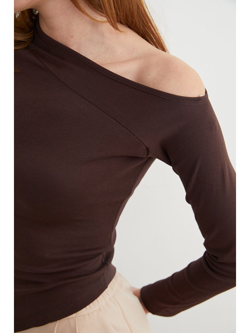 Kahverengi Basic Asimetrik Yırtmaçlı Tek Omuz Bluz-4