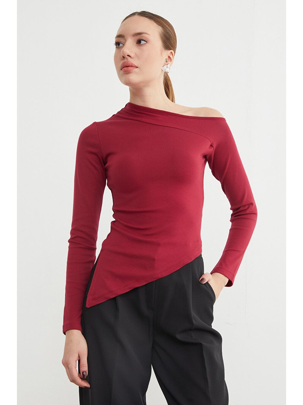 Bordo Basic Asimetrik Yırtmaçlı Tek Omuz Bluz-4