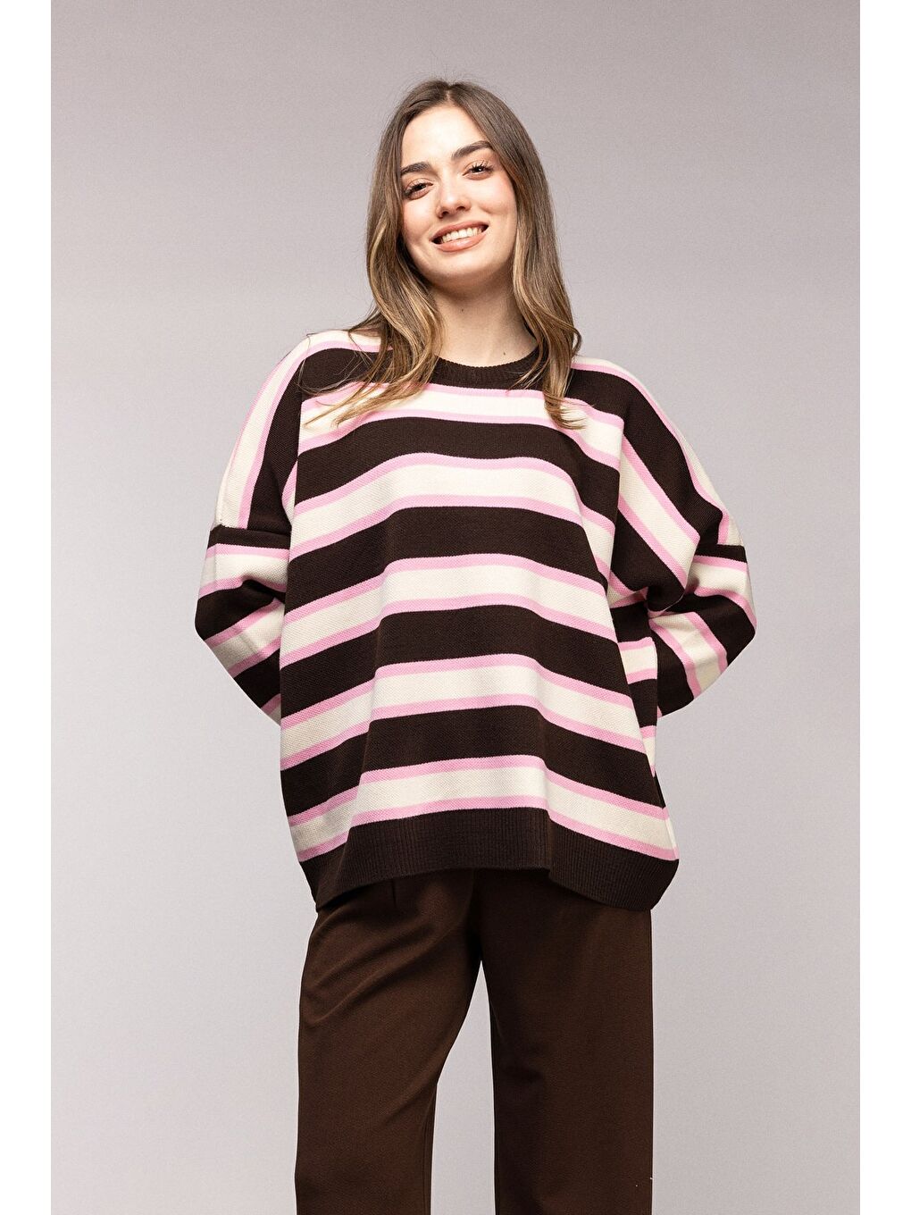 Kahverengi Çizgili Oversize Bisiklet Yaka Triko Kazak - Düşük Omuz-2
