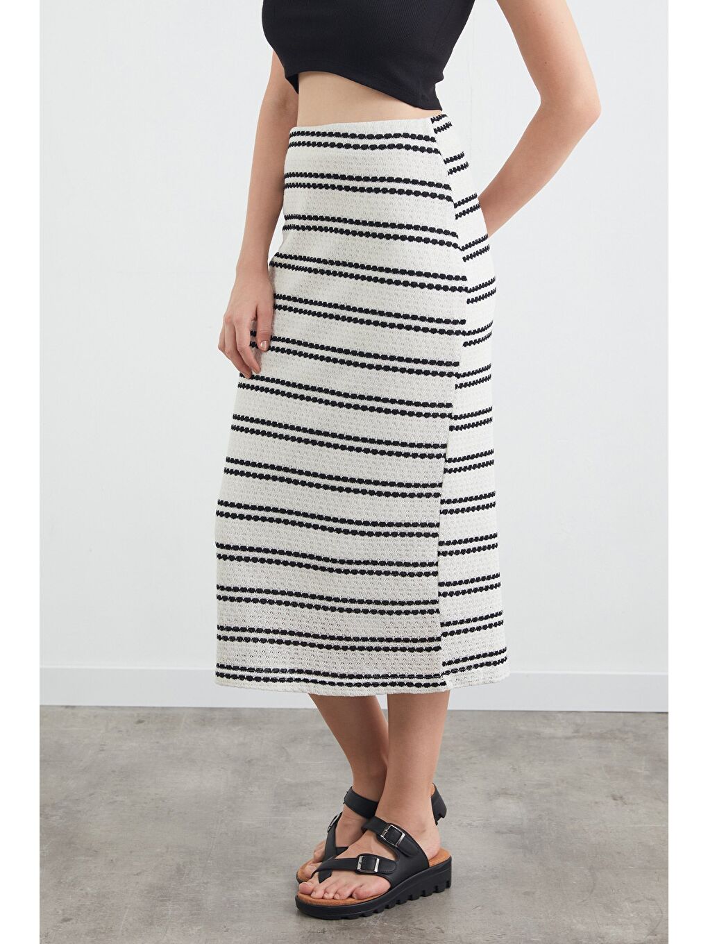 Siyah Çizgili Beli Lastikli Triko Etek-1