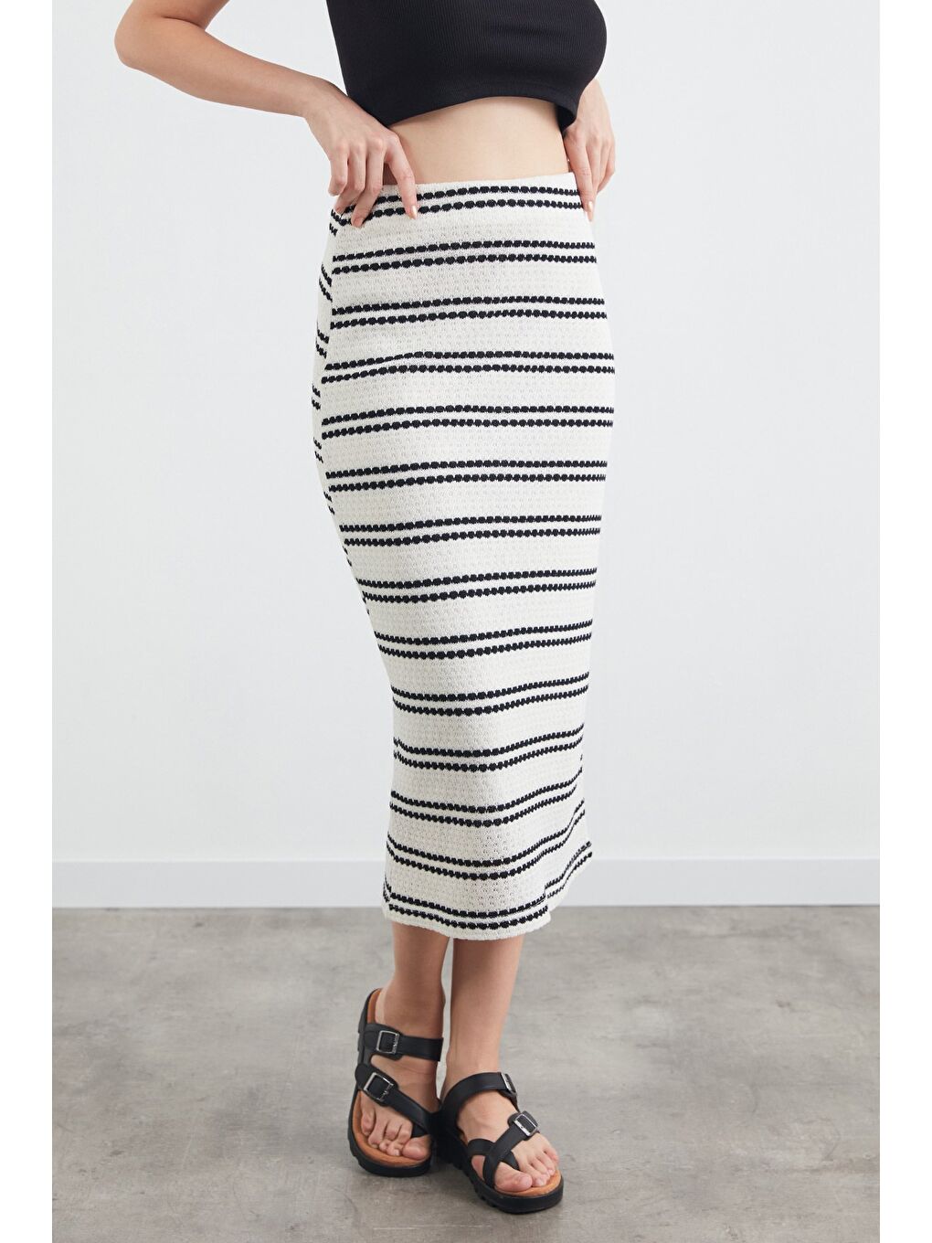Siyah Çizgili Beli Lastikli Triko Etek-3