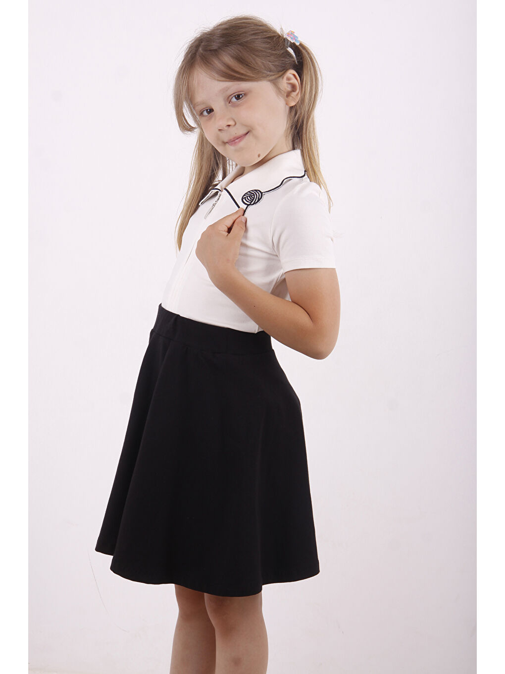 Ekru Kız Çocuk Yakası Kedi Nakışlı Fermuarlı Tişört-1