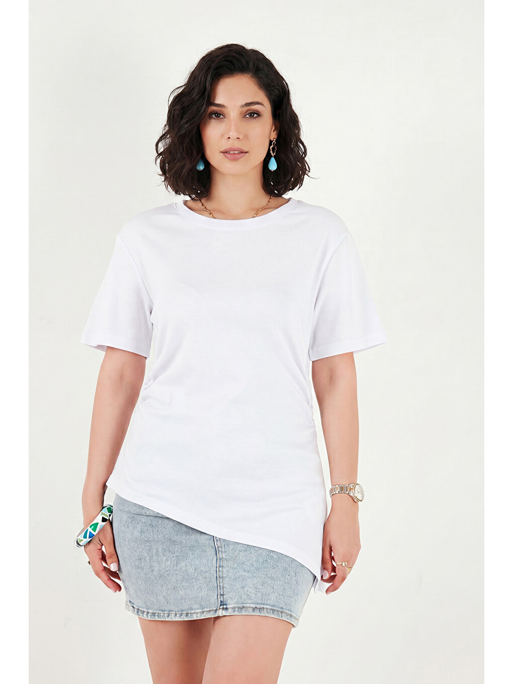 Beyaz Pamuklu Yanı Büzgülü Asimetrik Kesim Bisiklet Yaka T Shirt 5867017-1