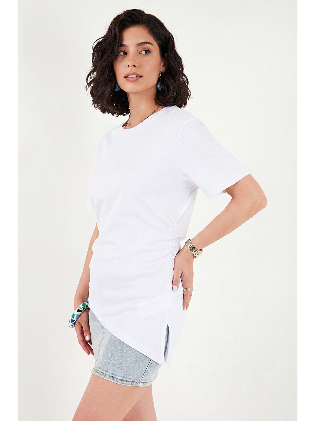 Beyaz Pamuklu Yanı Büzgülü Asimetrik Kesim Bisiklet Yaka T Shirt 5867017-2