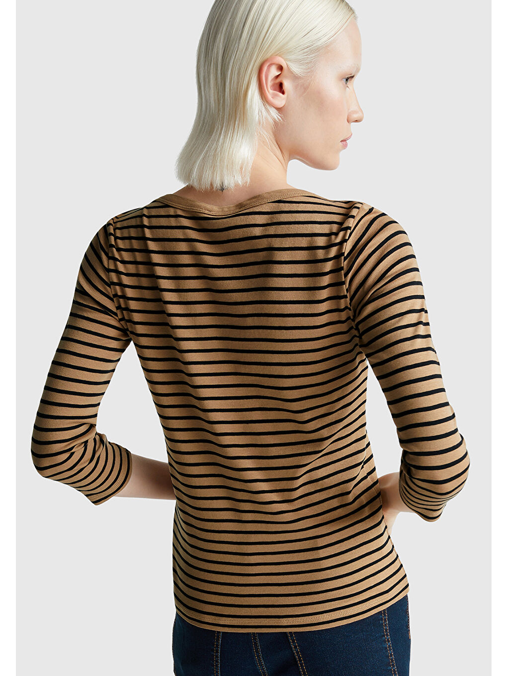 Kadın Kahverengi %100 Pamuk Çizgili Logolu Kayık Yaka Truvakar Kol T-Shirt-2