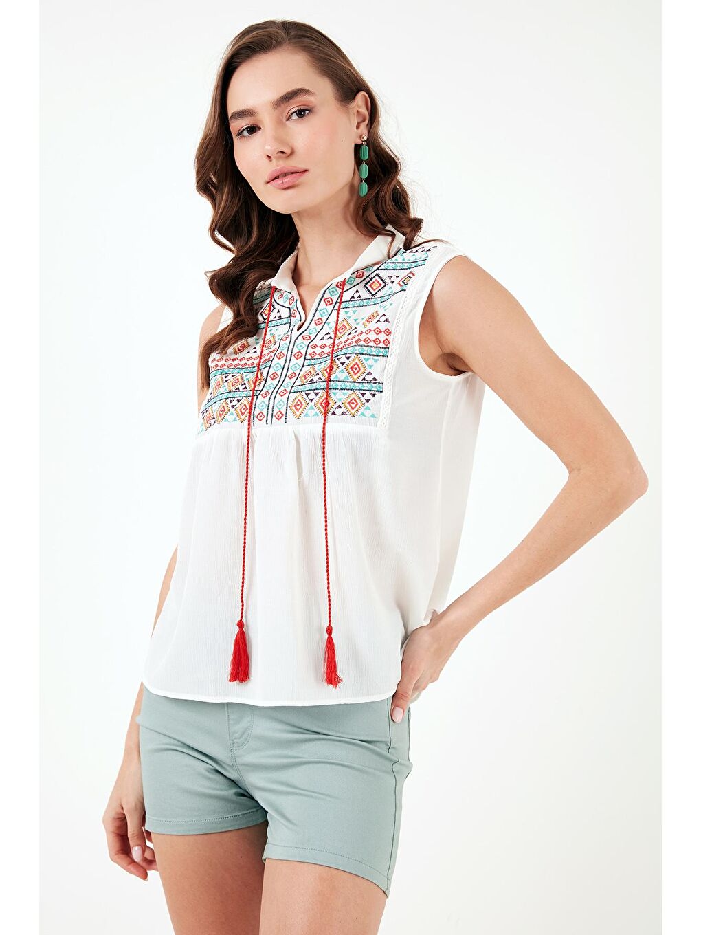 Ekru Pamuklu Regular Fit Nakış İşlemeli Kadın Bluz 611Bz0249-4