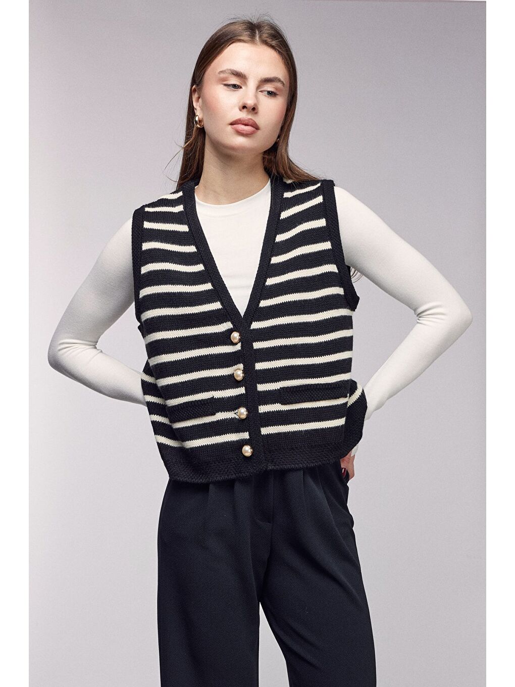 Siyah Çizgili İnci Düğmeli V Yaka Triko Yelek