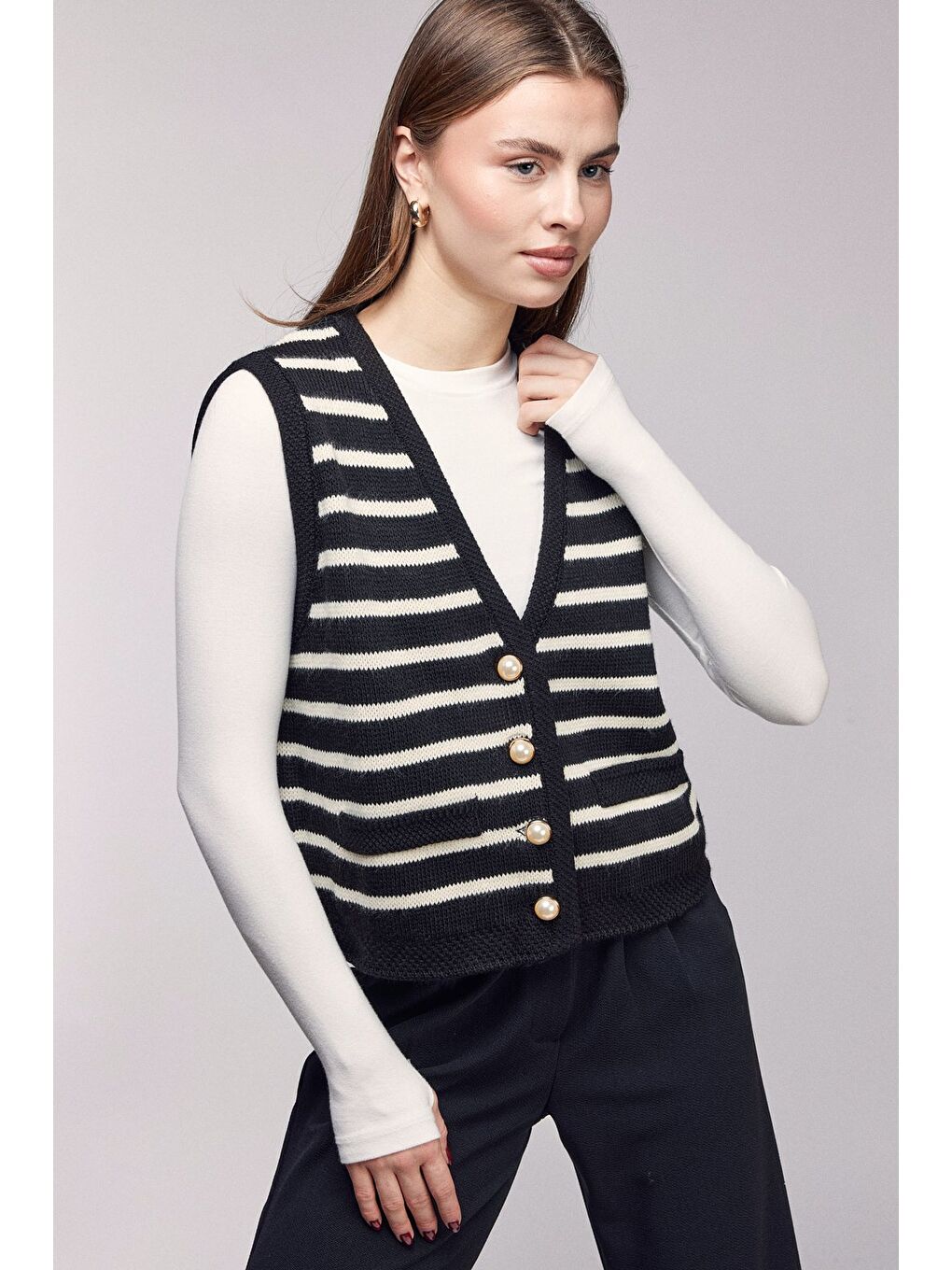 Siyah Çizgili İnci Düğmeli V Yaka Triko Yelek-1
