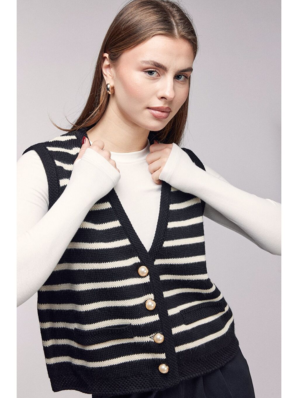 Siyah Çizgili İnci Düğmeli V Yaka Triko Yelek-2