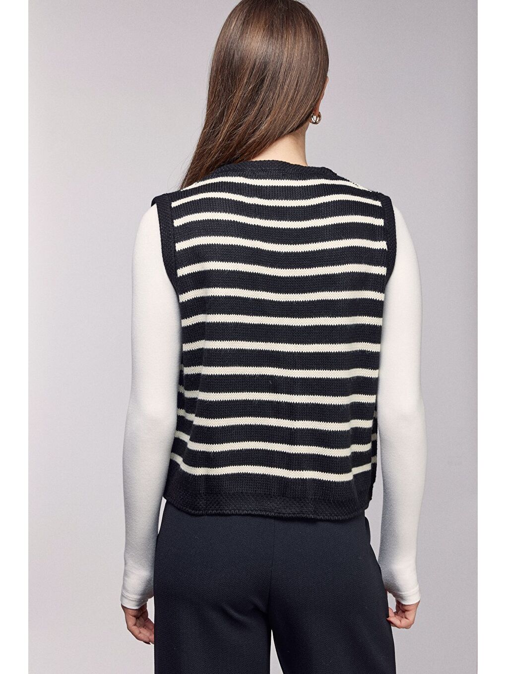 Siyah Çizgili İnci Düğmeli V Yaka Triko Yelek-3