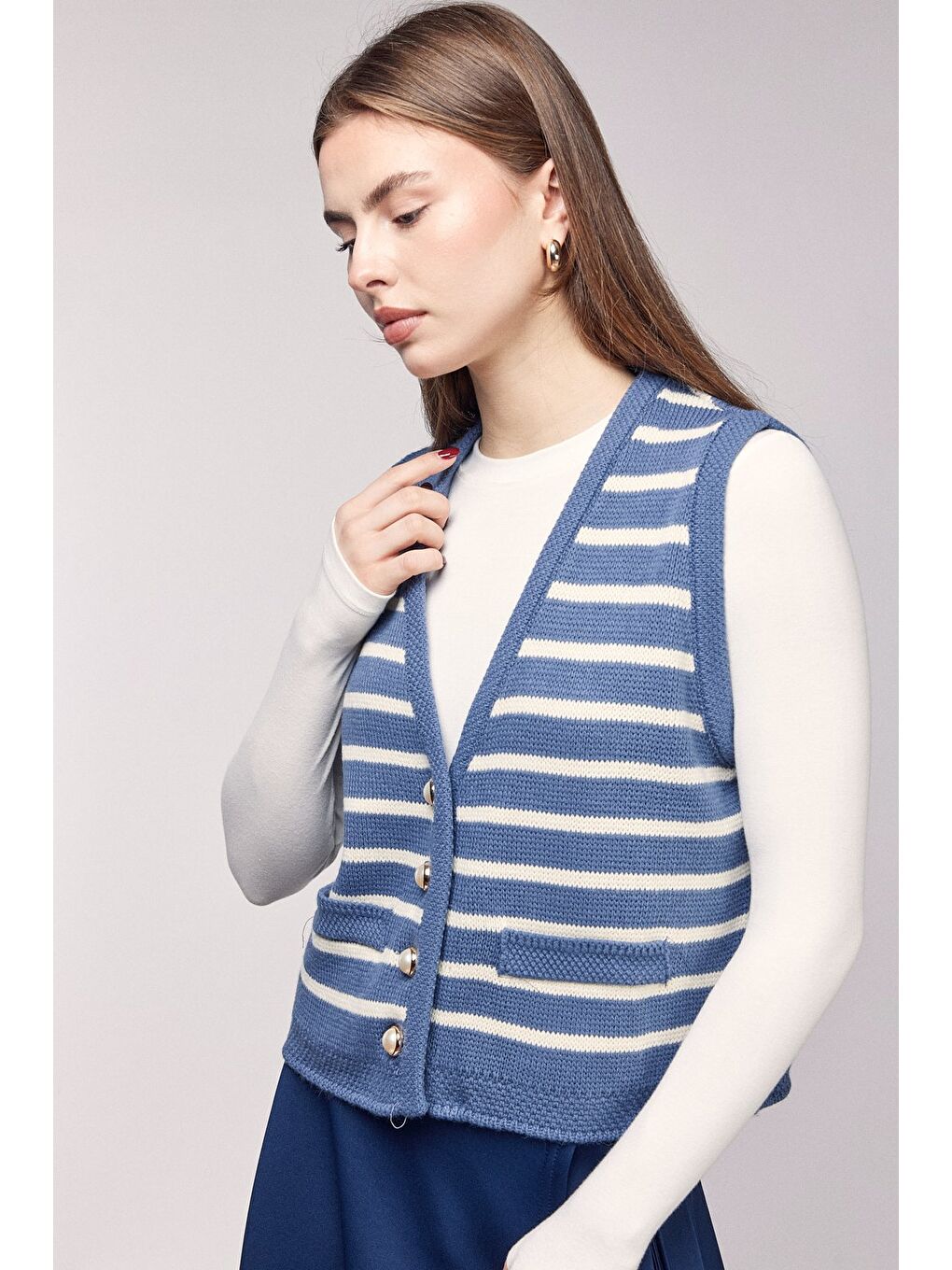 Mavi Çizgili İnci Düğmeli V Yaka Triko Yelek-1