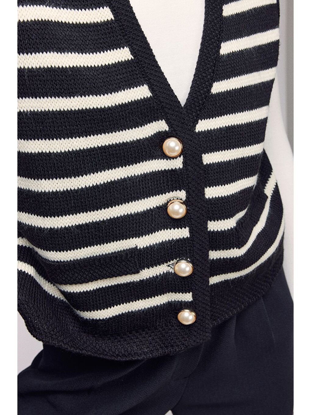 Siyah Çizgili İnci Düğmeli V Yaka Triko Yelek-4