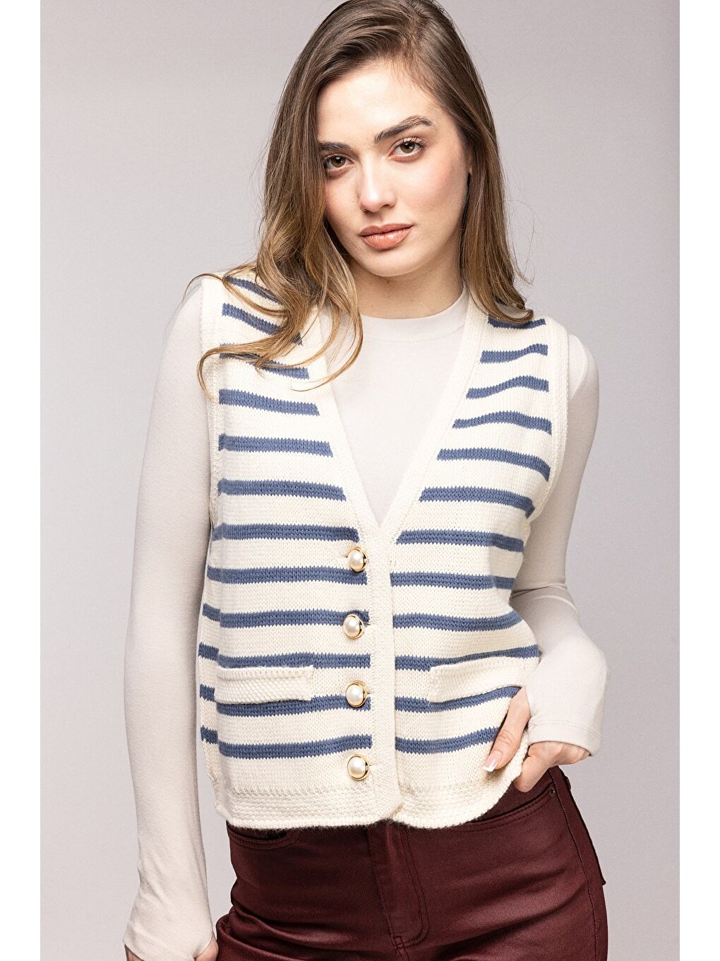 Bej Çizgili İnci Düğmeli V Yaka Triko Yelek