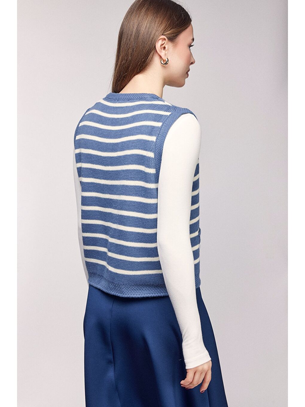 Mavi Çizgili İnci Düğmeli V Yaka Triko Yelek-3