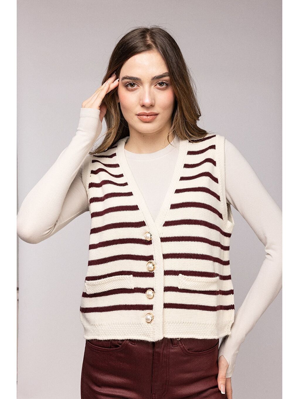 Kahverengi Çizgili İnci Düğmeli V Yaka Triko Yelek