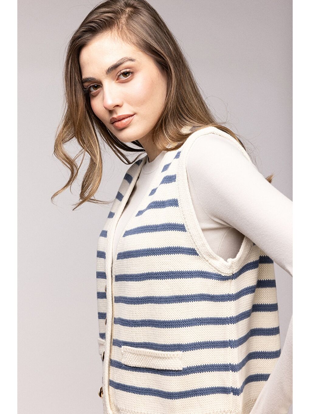 Bej Çizgili İnci Düğmeli V Yaka Triko Yelek-1