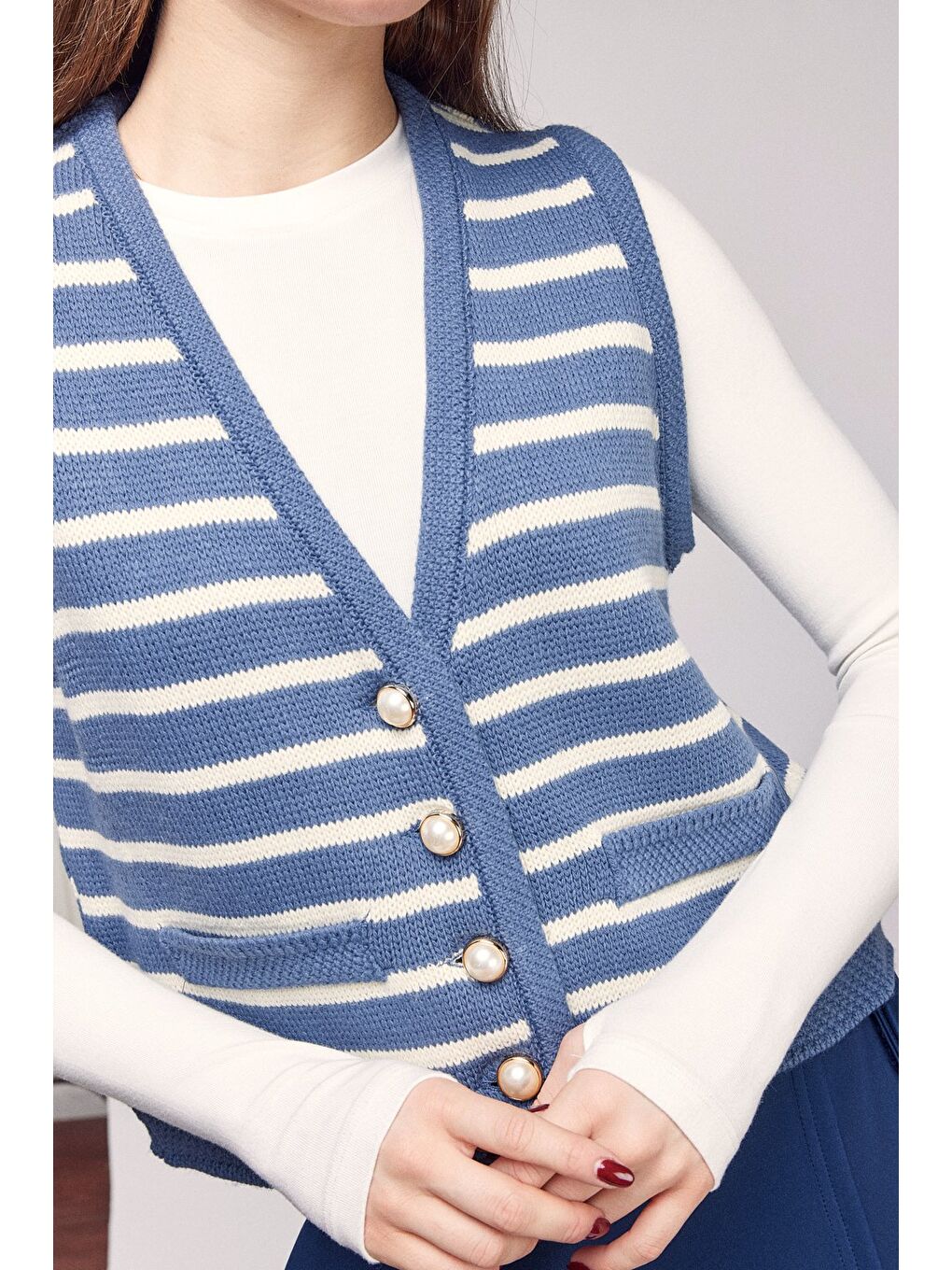 Mavi Çizgili İnci Düğmeli V Yaka Triko Yelek-4