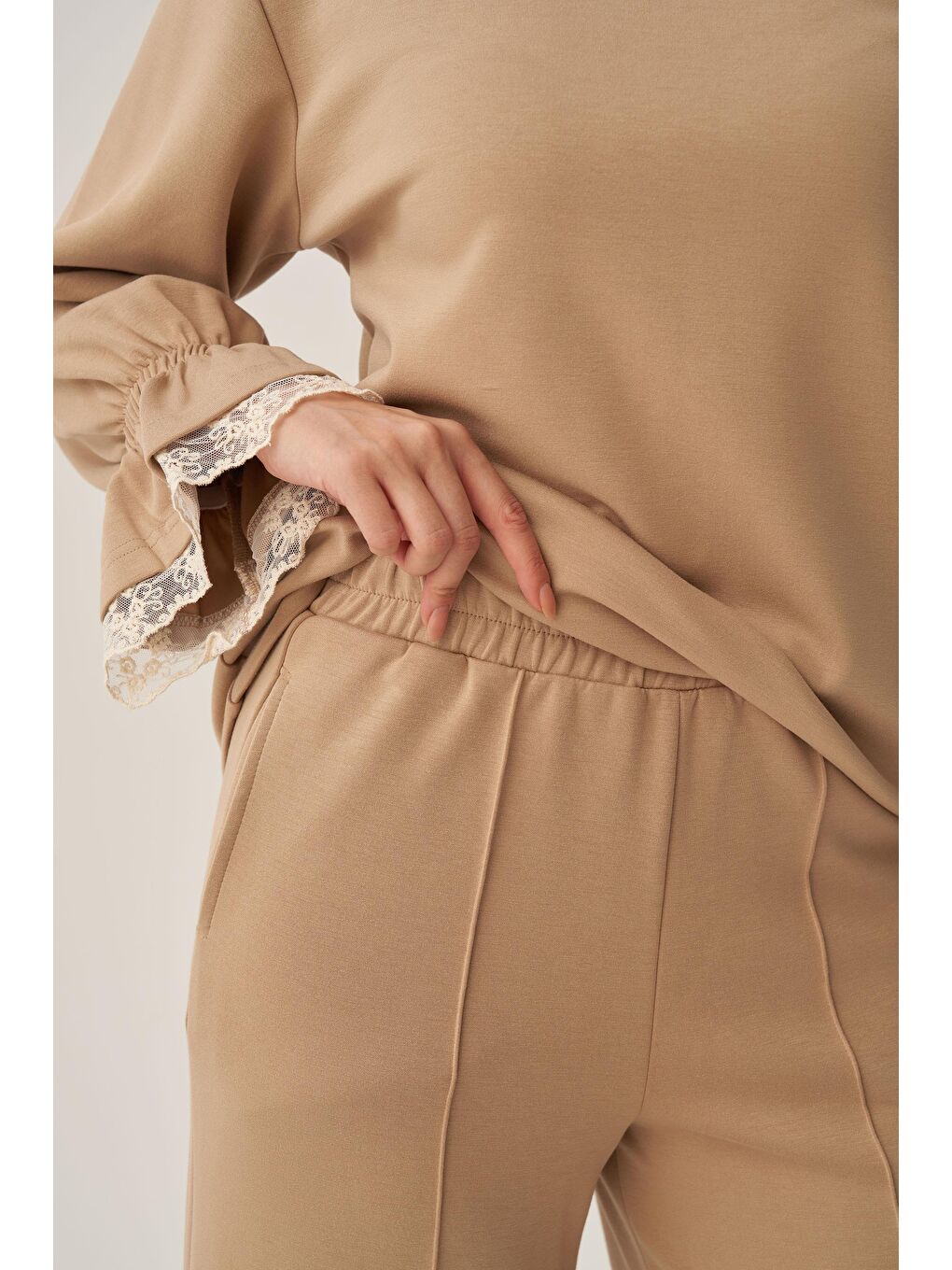 Bej-Yumuşak Dokulu Fisto Garnili Pantolonlu Takım-5