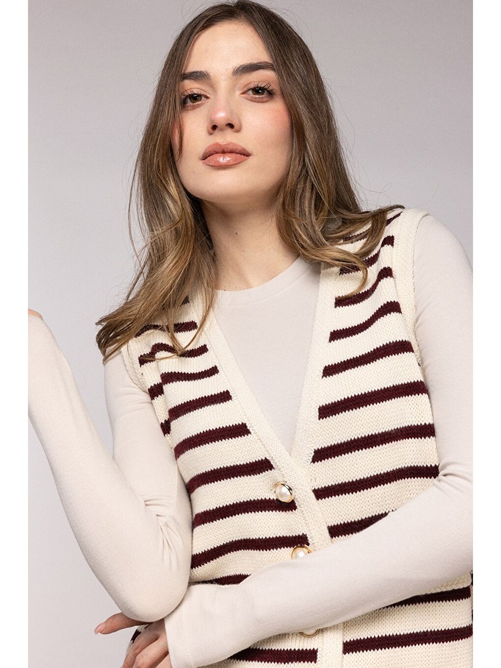 Kahverengi Çizgili İnci Düğmeli V Yaka Triko Yelek-1