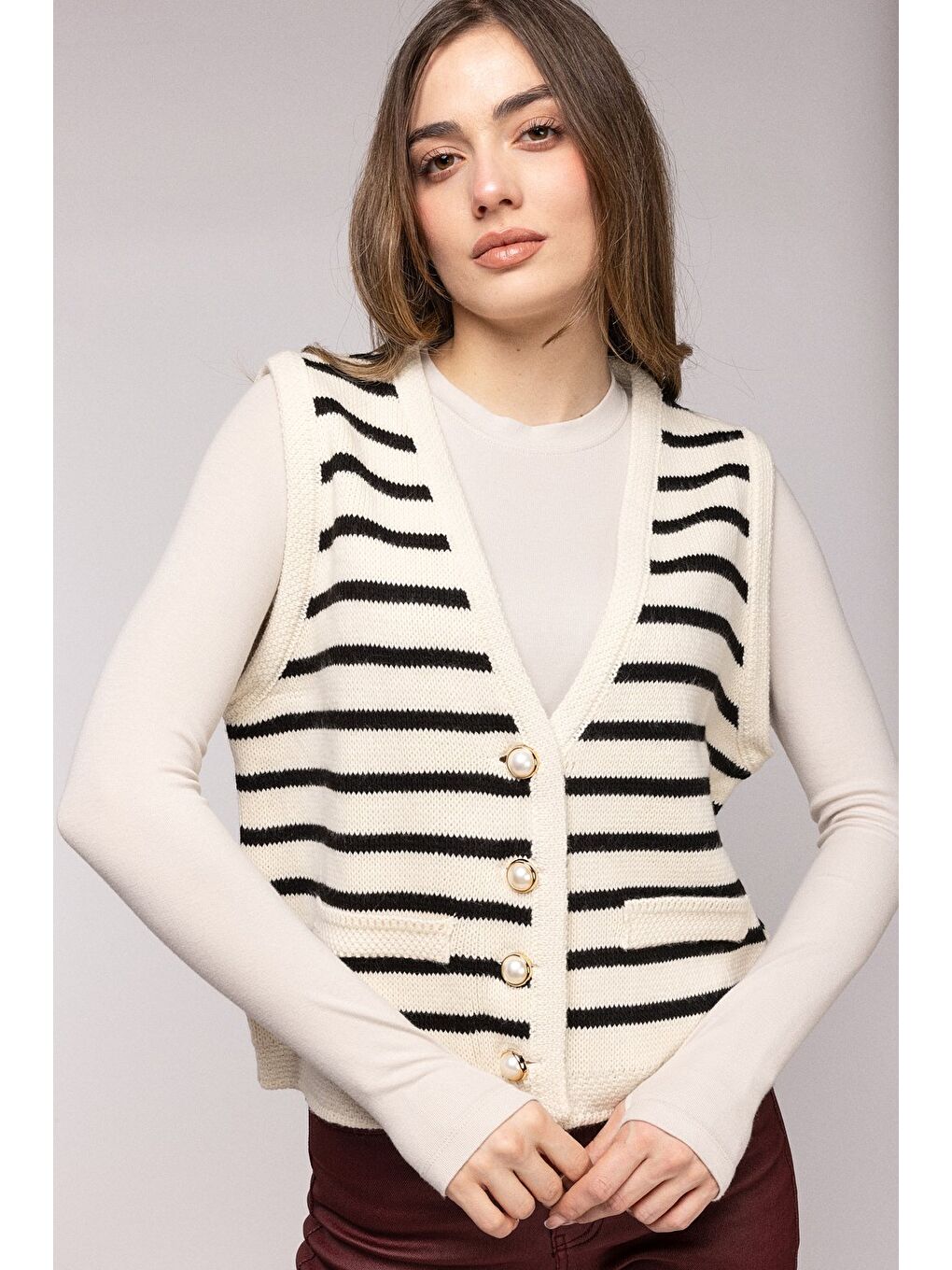 Beyaz Ekru Çizgili İnci Düğmeli V Yaka Triko Yelek