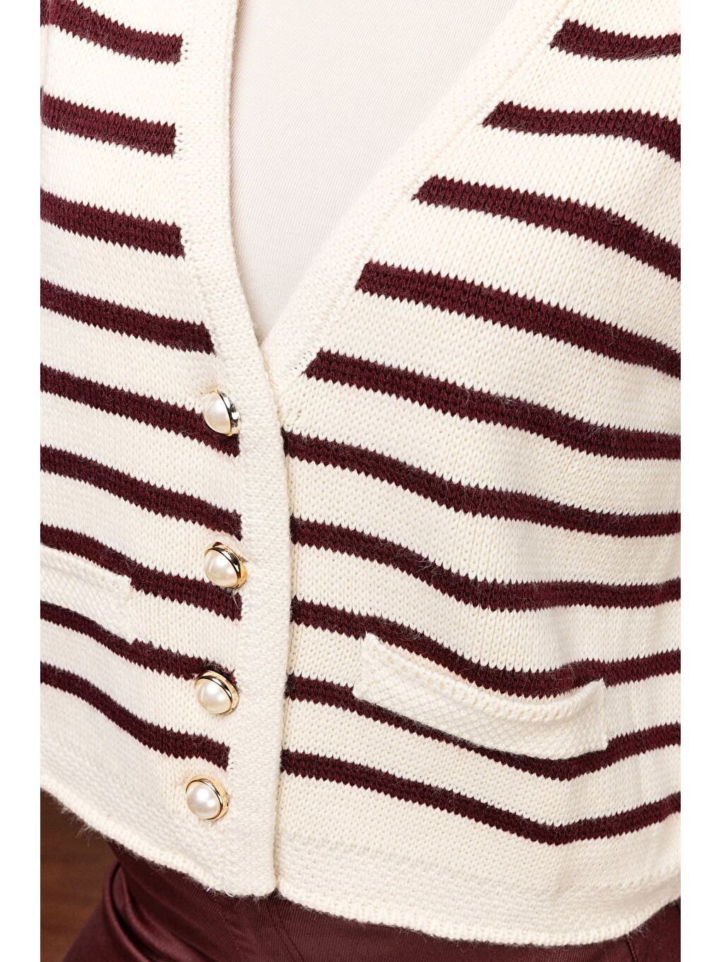 Kahverengi Çizgili İnci Düğmeli V Yaka Triko Yelek-3