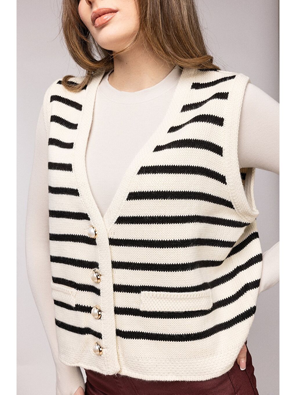 Beyaz Ekru Çizgili İnci Düğmeli V Yaka Triko Yelek-1