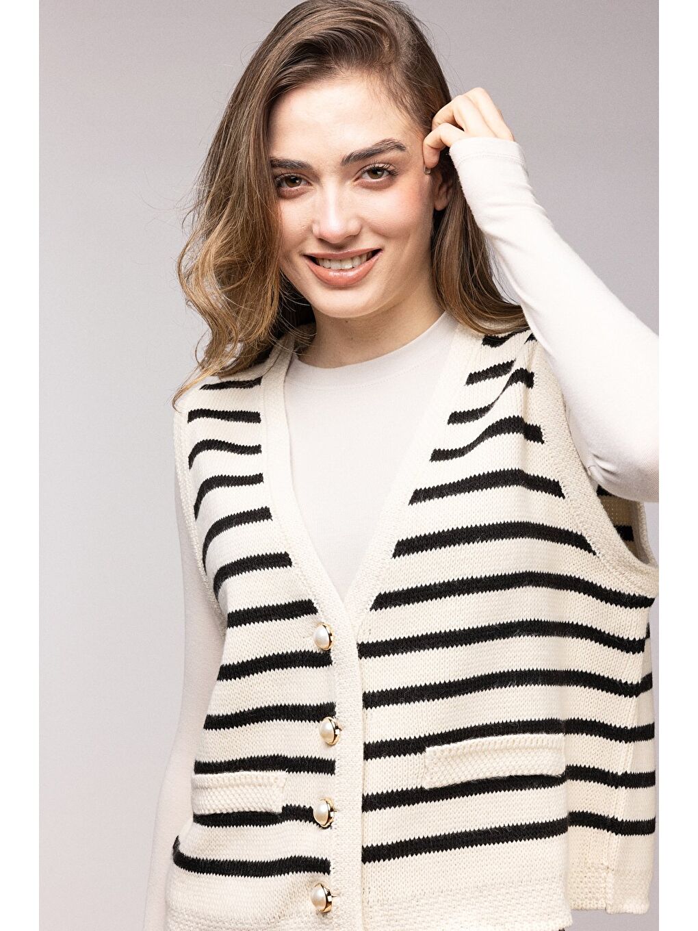 Beyaz Ekru Çizgili İnci Düğmeli V Yaka Triko Yelek-2