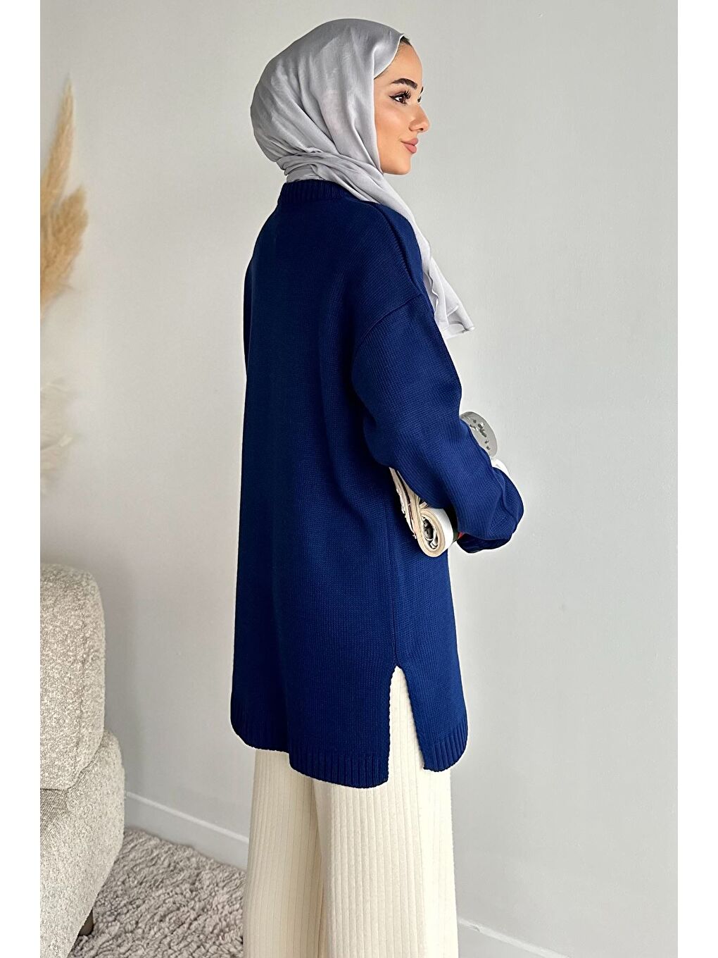 Lacivert Gülseli Bisiklet Yaka Yırtmaçlı Tesettür Triko Tunik-3