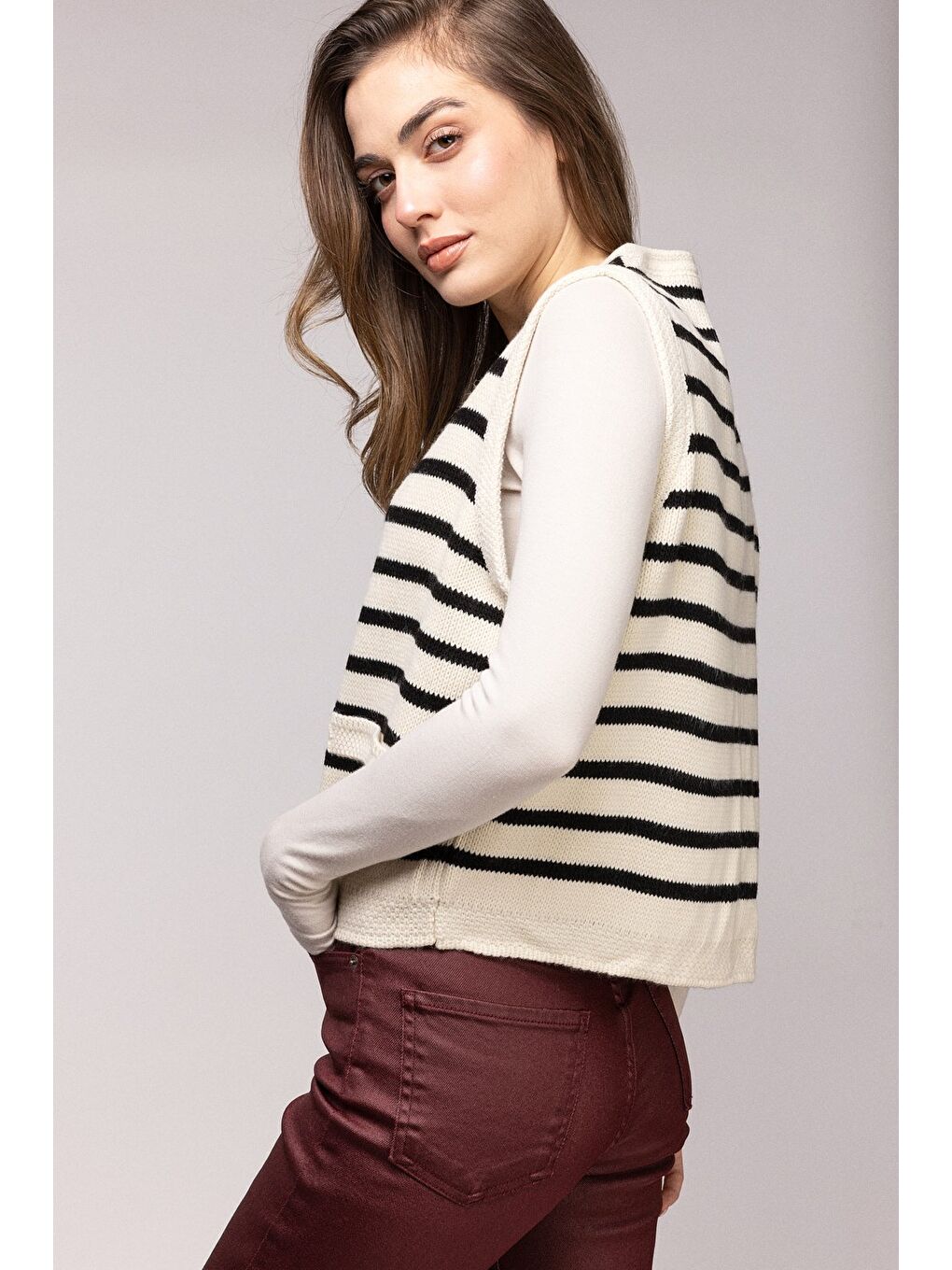 Beyaz Ekru Çizgili İnci Düğmeli V Yaka Triko Yelek-3