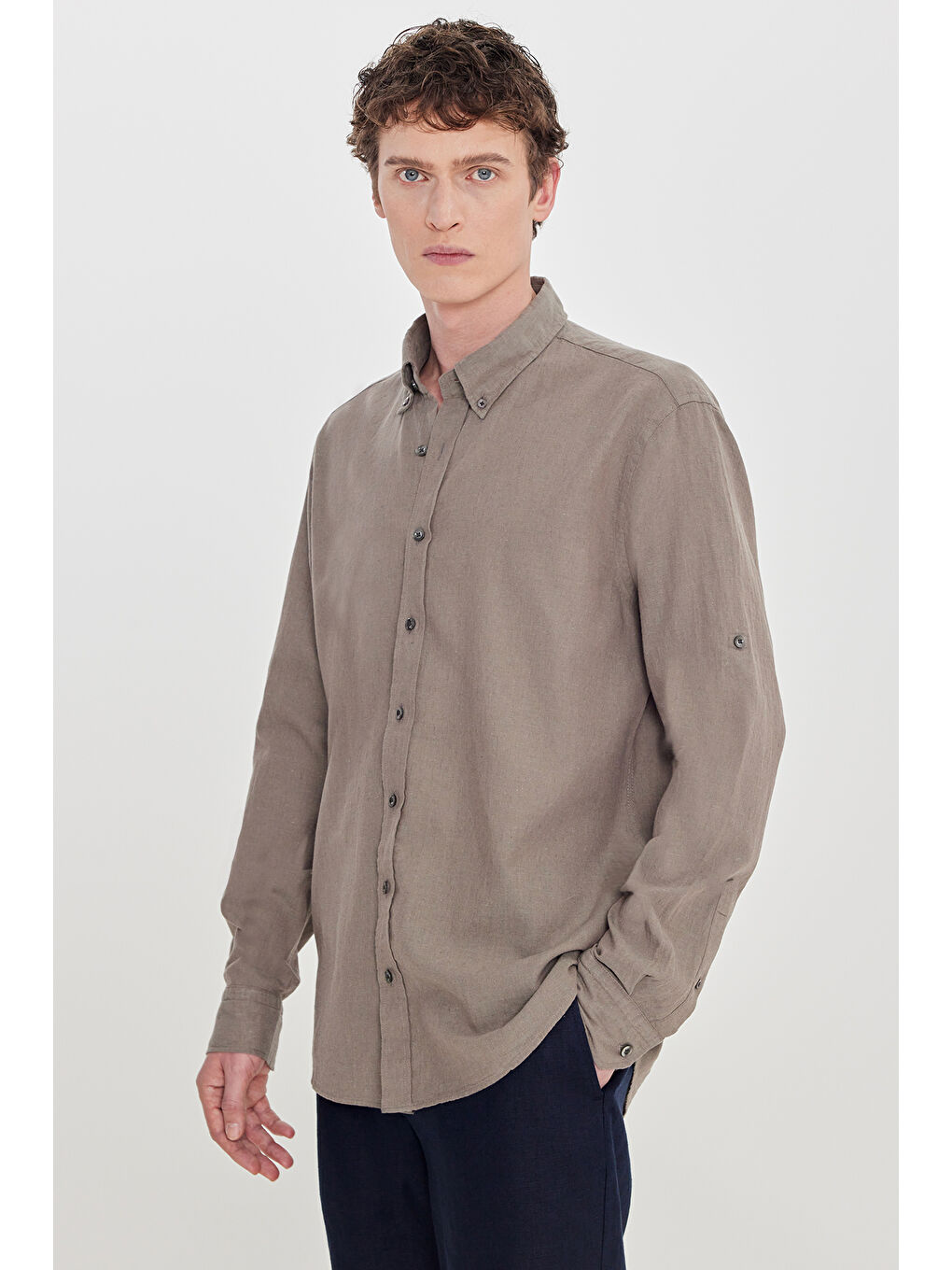 Erkek Haki Pamuklu Keten Comfort Fit Düğmeli Yaka Çizgili Gömlek
