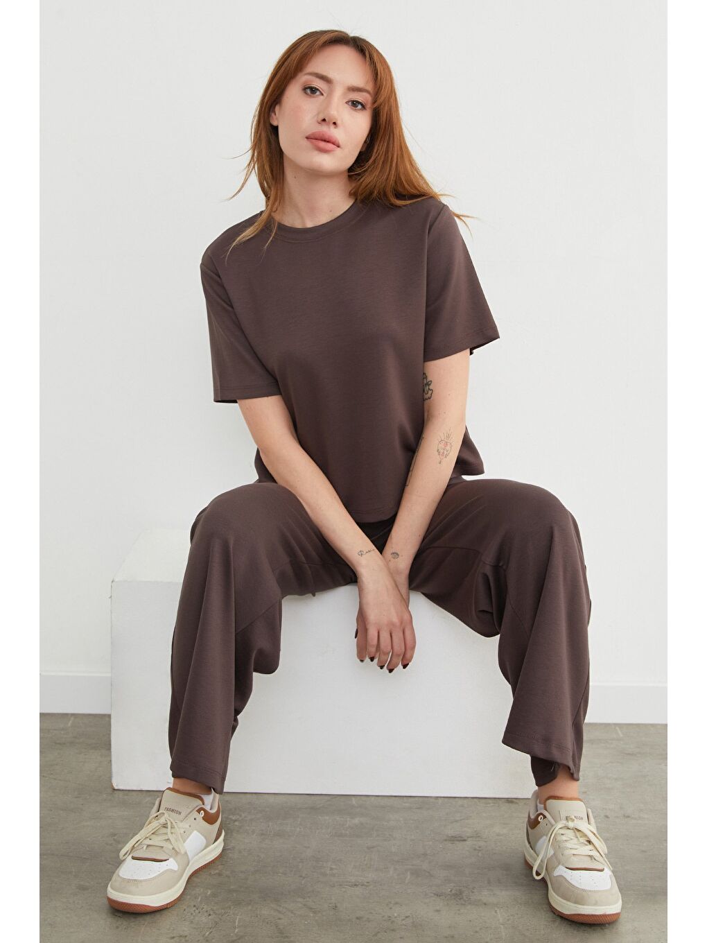 Kahverengi Basic Bisiklet Yaka Modal Tişört-1