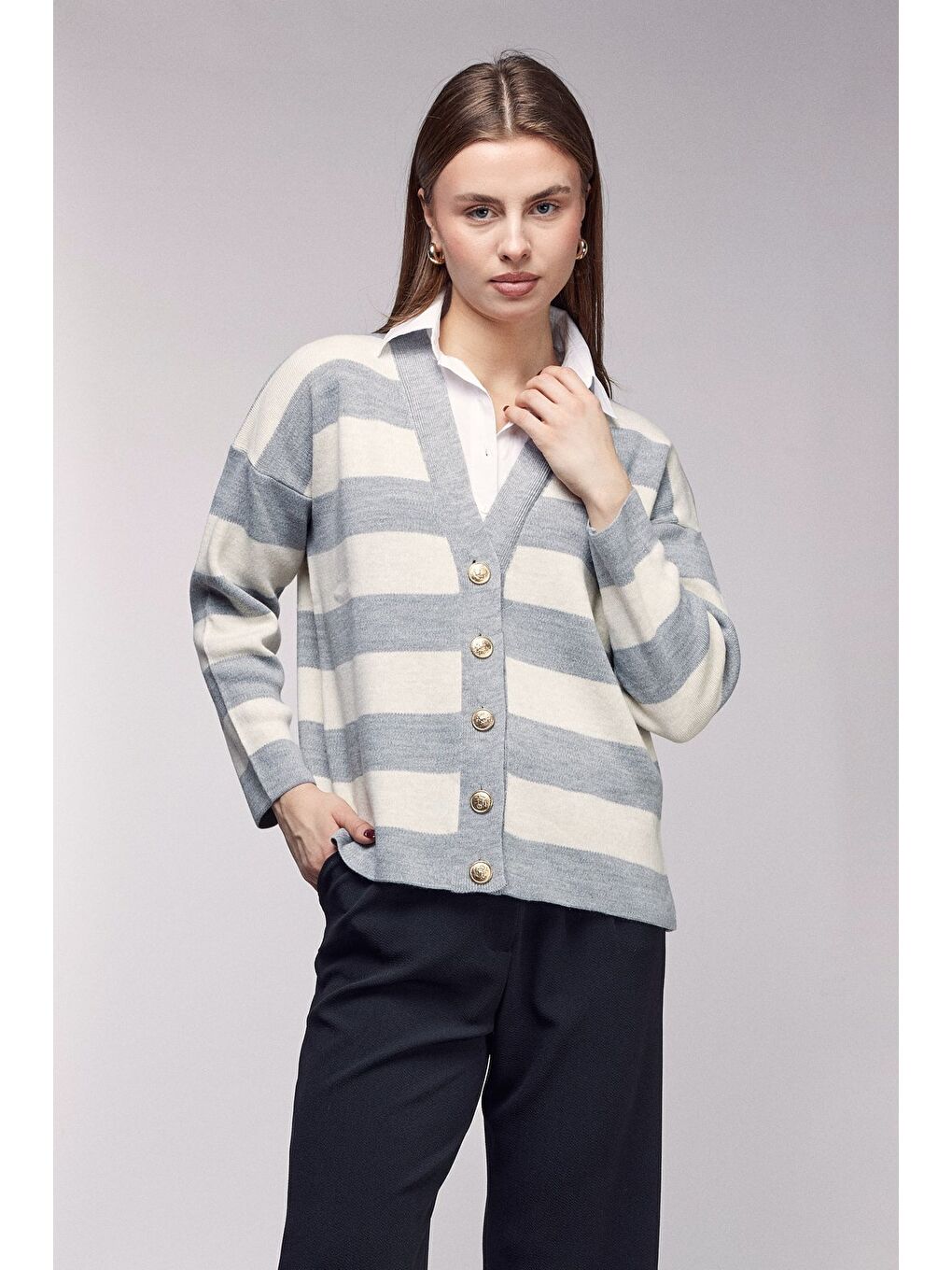 Beyaz Gri Çizgili Gömlek Görünümlü Oversize Triko Hırka-1