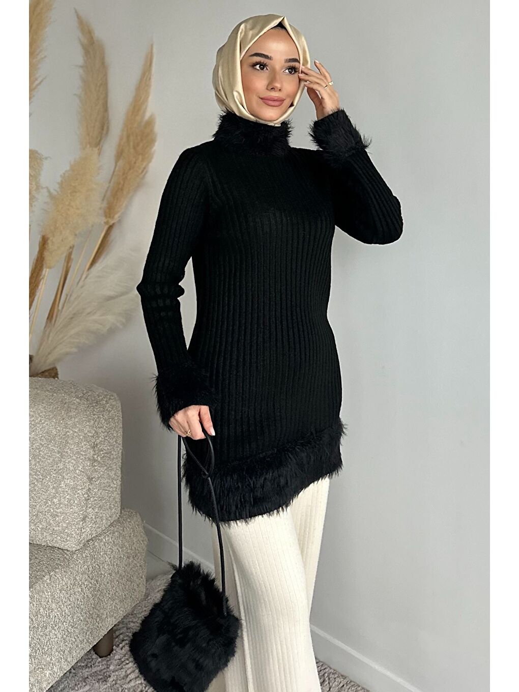 Siyah Gülseli Pelüş Detaylı Kendinden Çizgi Desenli Tesettür Triko Tunik-3