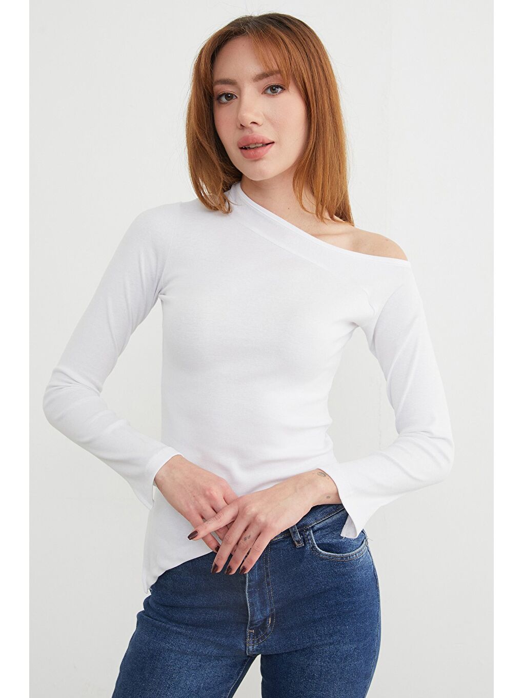 Beyaz Basic Asimetrik Yırtmaçlı Tek Omuz Bluz