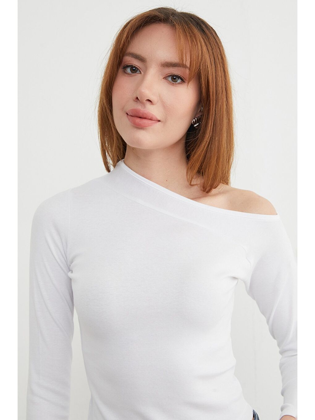 Beyaz Basic Asimetrik Yırtmaçlı Tek Omuz Bluz-1