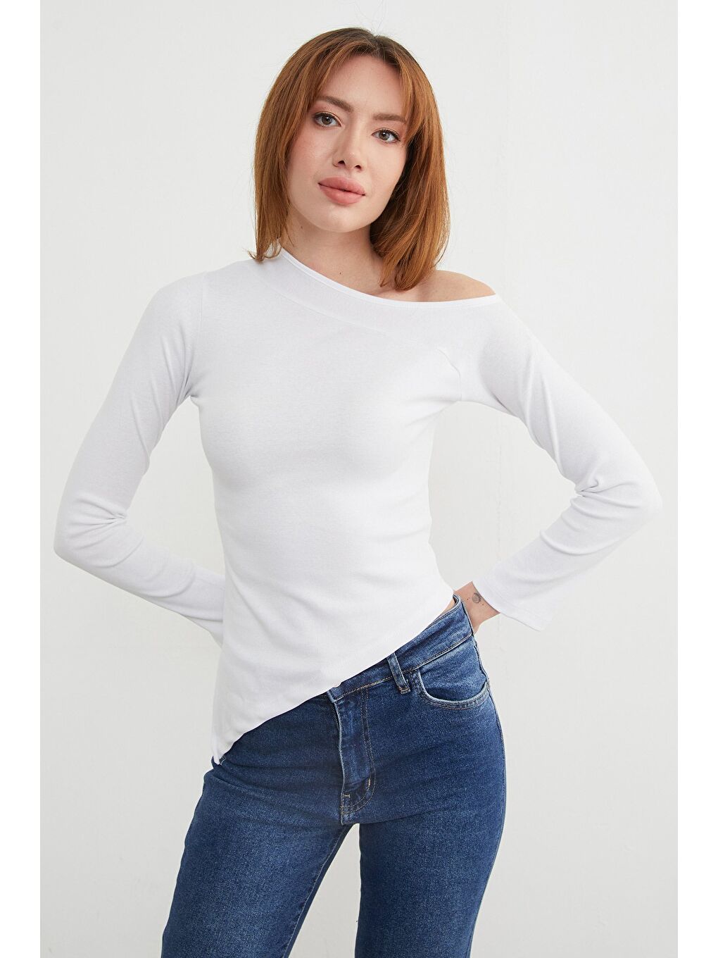 Beyaz Basic Asimetrik Yırtmaçlı Tek Omuz Bluz-2