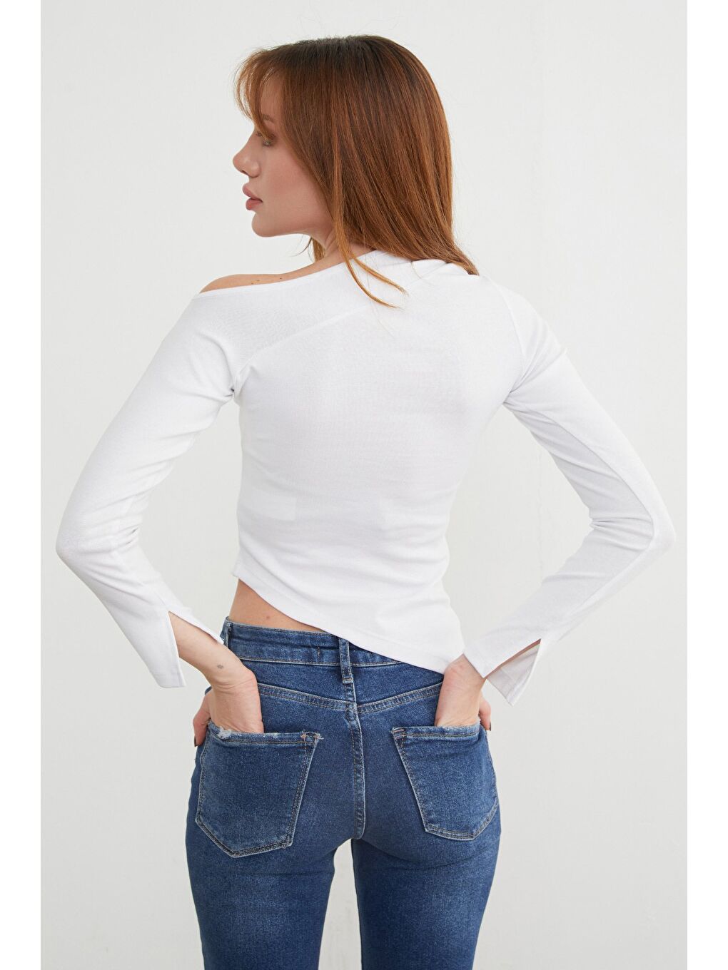 Beyaz Basic Asimetrik Yırtmaçlı Tek Omuz Bluz-4