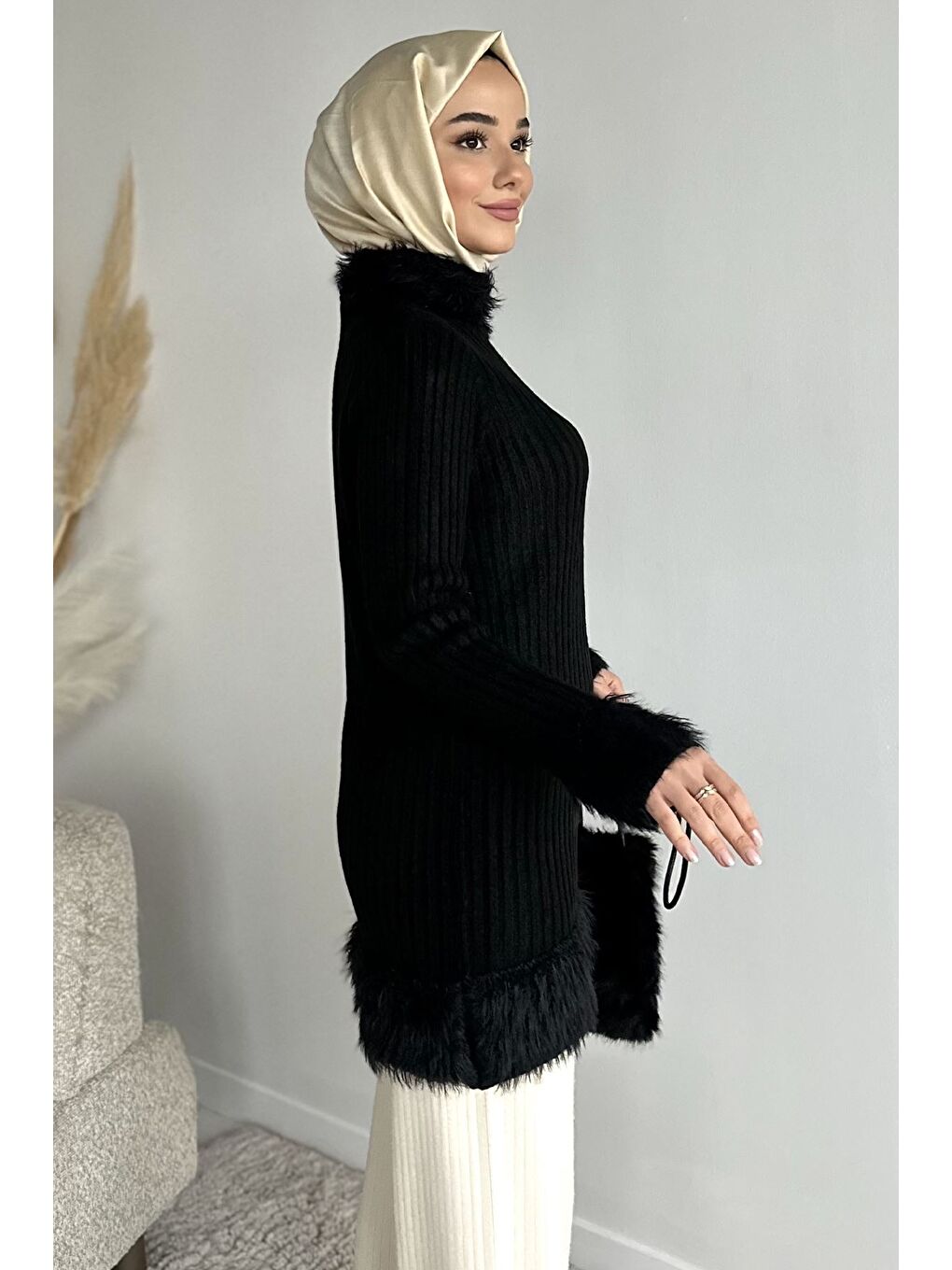 Siyah Gülseli Pelüş Detaylı Kendinden Çizgi Desenli Tesettür Triko Tunik-5