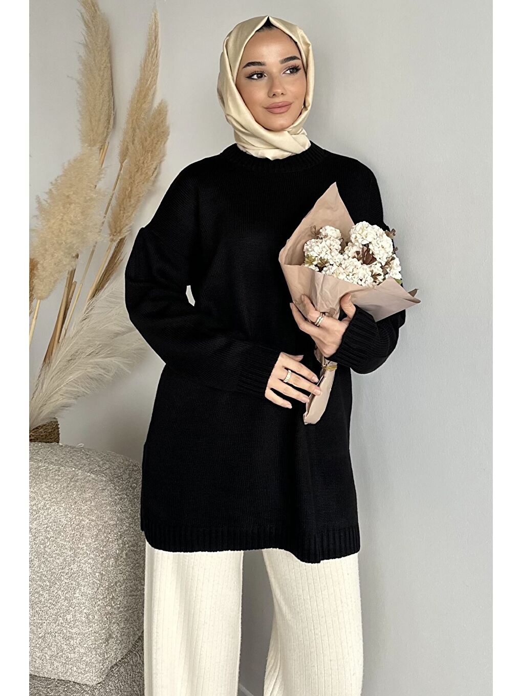 Siyah Gülseli Bisiklet Yaka Yırtmaçlı Tesettür Triko Tunik-3