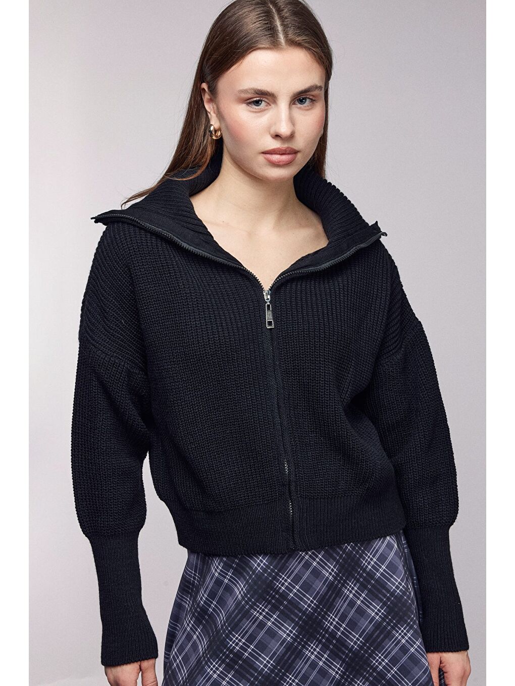 Siyah Fermuarlı Dik Yaka Triko Hırka - Düşük Omuz-2