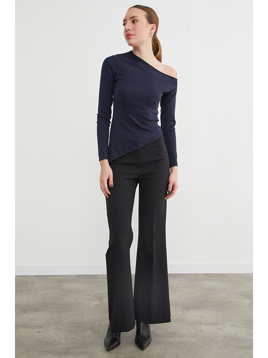 Lacivert Basic Asimetrik Yırtmaçlı Tek Omuz Bluz-2