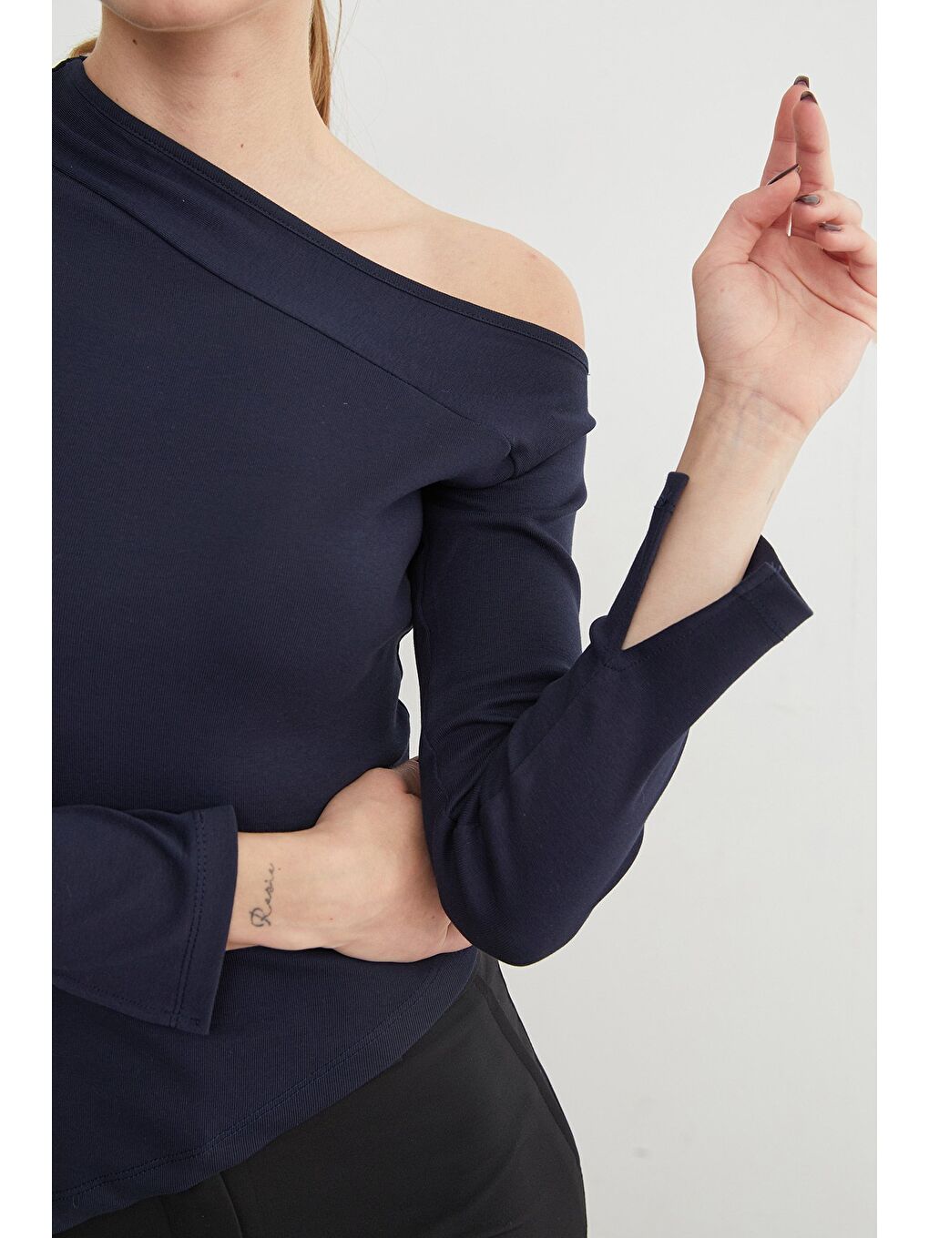 Lacivert Basic Asimetrik Yırtmaçlı Tek Omuz Bluz-3