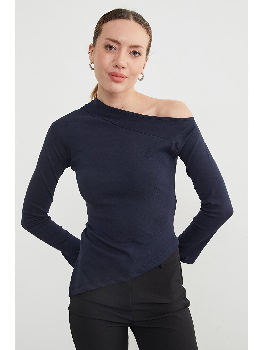 Lacivert Basic Asimetrik Yırtmaçlı Tek Omuz Bluz-4