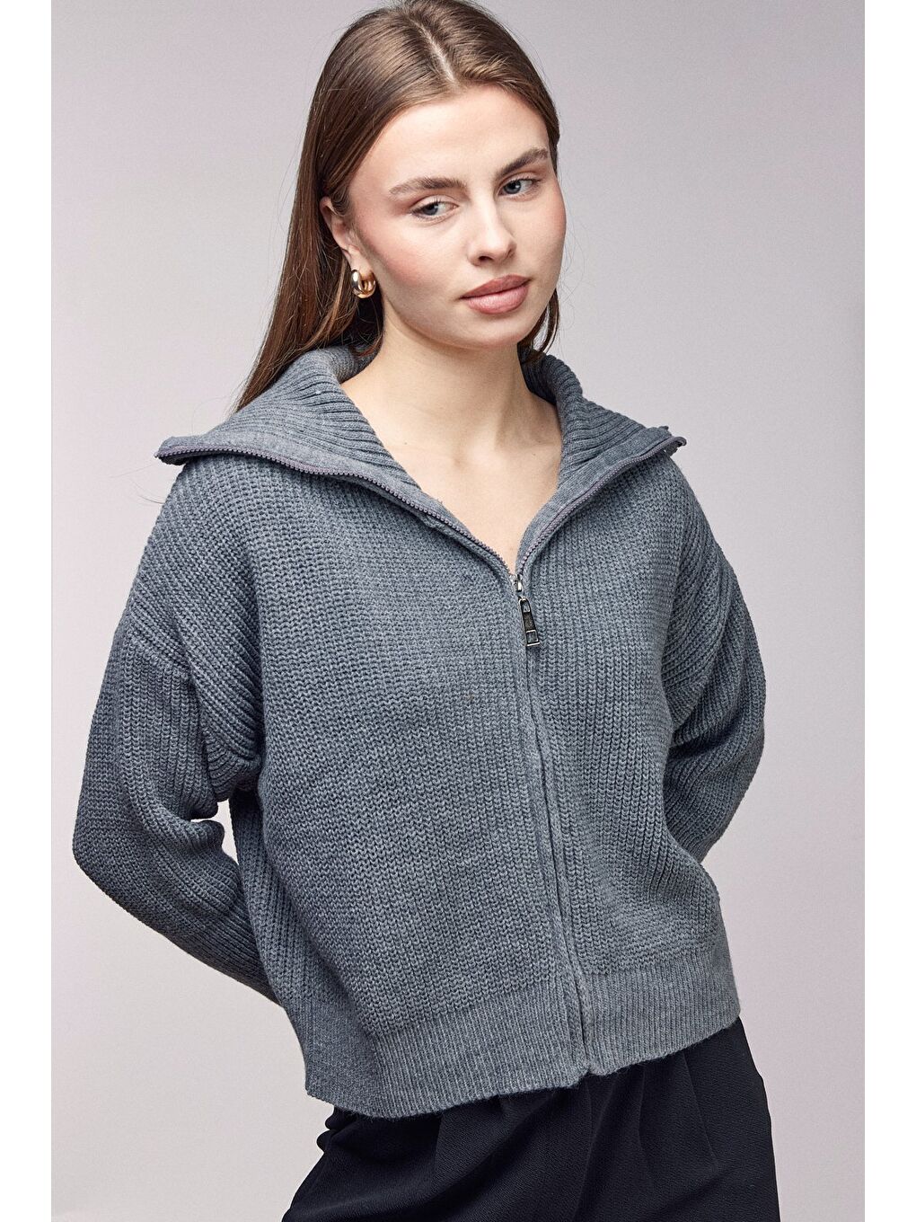 Beyaz Antrasit Fermuarlı Dik Yaka Triko Hırka - Düşük Omuz