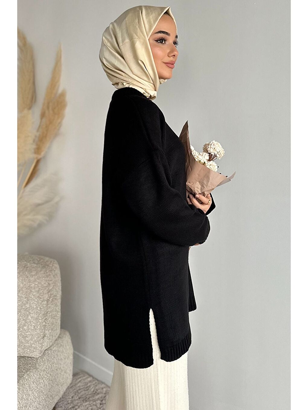 Siyah Gülseli Bisiklet Yaka Yırtmaçlı Tesettür Triko Tunik-5